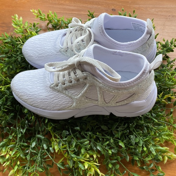 Fabletics Redondo Performance Sneaker White/Silver 6.5 - Picture 5 of 12